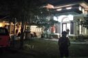Penggeledahan polisi di sebuah rumah di kawasan Sentul, Kabupaten Bogor, Kamis (9/7/2026) dini hari. (Jennus)
