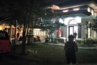 Penggeledahan polisi di sebuah rumah di kawasan Sentul, Kabupaten Bogor, Kamis (9/7/2026) dini hari. (Jennus)