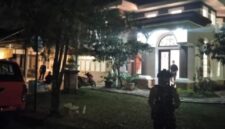 Penggeledahan polisi di sebuah rumah di kawasan Sentul, Kabupaten Bogor, Kamis (9/7/2026) dini hari. (Jennus)