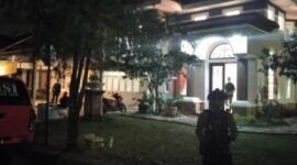 Penggeledahan polisi di sebuah rumah di kawasan Sentul, Kabupaten Bogor, Kamis (9/7/2026) dini hari. (Jennus)