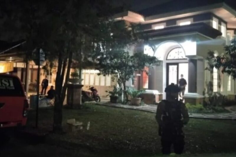 Penggeledahan polisi di sebuah rumah di kawasan Sentul, Kabupaten Bogor, Kamis (9/7/2026) dini hari. (Jennus)