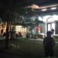 Penggeledahan polisi di sebuah rumah di kawasan Sentul, Kabupaten Bogor, Kamis (9/7/2026) dini hari. (Jennus)