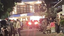 Rumah Febrie di kawasan Kramat Pela, Kebayoran Baru, Jakarta Selatan, terlihat dijaga personel TNI pada Rabu (8/7/2026). (Jennus)