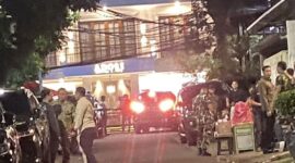 Rumah Febrie di kawasan Kramat Pela, Kebayoran Baru, Jakarta Selatan, terlihat dijaga personel TNI pada Rabu (8/7/2026). (Jennus)