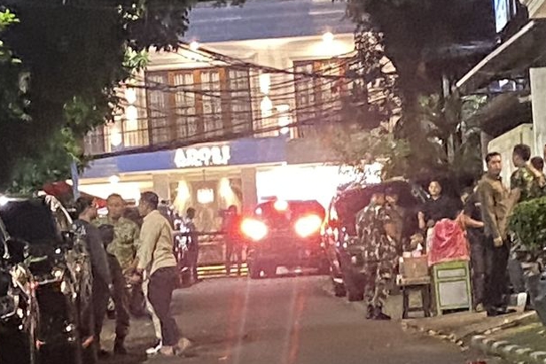 Rumah Febrie di kawasan Kramat Pela, Kebayoran Baru, Jakarta Selatan, terlihat dijaga personel TNI pada Rabu (8/7/2026). (Jennus)