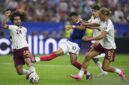 Pesepakbola Prancis Kylian Mbappe (kedua kiri) melepaskan tendangan yang diadang pesepakbola Spanyol Marc Cucurella (kiri) pada semifinal Piala Dunia FIFA 2026 di Stadion Dallas di Dallas, Amerika Serikat, Selasa (14/7/2026). (Xinhua/Wu Xiaoling)