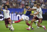 Pesepakbola Prancis Kylian Mbappe (kedua kiri) melepaskan tendangan yang diadang pesepakbola Spanyol Marc Cucurella (kiri) pada semifinal Piala Dunia FIFA 2026 di Stadion Dallas di Dallas, Amerika Serikat, Selasa (14/7/2026). (Xinhua/Wu Xiaoling)