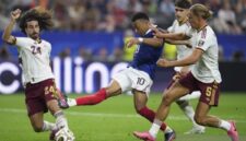 Pesepakbola Prancis Kylian Mbappe (kedua kiri) melepaskan tendangan yang diadang pesepakbola Spanyol Marc Cucurella (kiri) pada semifinal Piala Dunia FIFA 2026 di Stadion Dallas di Dallas, Amerika Serikat, Selasa (14/7/2026). (Xinhua/Wu Xiaoling)