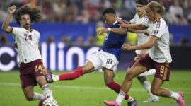 Pesepakbola Prancis Kylian Mbappe (kedua kiri) melepaskan tendangan yang diadang pesepakbola Spanyol Marc Cucurella (kiri) pada semifinal Piala Dunia FIFA 2026 di Stadion Dallas di Dallas, Amerika Serikat, Selasa (14/7/2026). (Xinhua/Wu Xiaoling)
