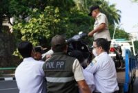 Sepeda motor ASN yang masuk kantor Pemkot Jakarta Selatan pada Rabu (15/7/2026) langsung diderek. (Jennus)