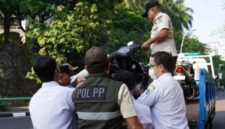 Sepeda motor ASN yang  masuk kantor Pemkot Jakarta Selatan pada Rabu (15/7/2026) langsung diderek. (Jennus)
