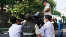 Sepeda motor ASN yang  masuk kantor Pemkot Jakarta Selatan pada Rabu (15/7/2026) langsung diderek. (Jennus)