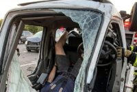 Satu kedipan menjadi pangkal petaka di ruas Tol Bintara menuju Cakung, Sabtu (18/7/2026) siang. (jennus)