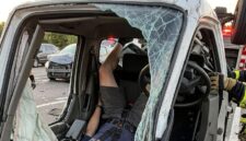 Satu kedipan menjadi pangkal petaka di ruas Tol Bintara menuju Cakung, Sabtu (18/7/2026) siang. (jennus)