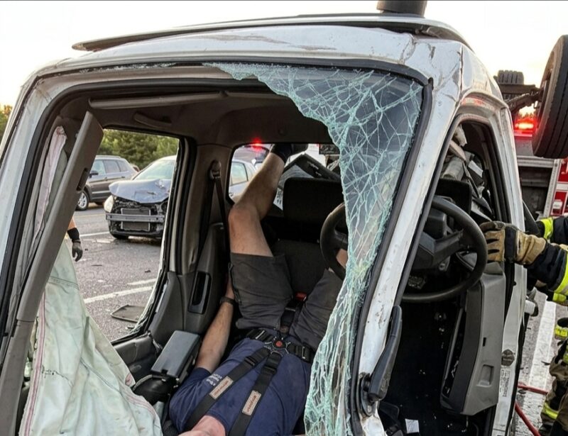 Satu kedipan menjadi pangkal petaka di ruas Tol Bintara menuju Cakung, Sabtu (18/7/2026) siang. (jennus)