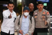 Petugas menggiring Bupati Lombok Barat Lalu Ahmad Zaini (tengah) untuk menjalani pemeriksaan di Gedung KPK, Jakarta, Senin (20/7/2026). (Jennus)