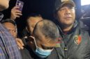 Taufik Hidayat digiring petugas, dalam waktu paling lama tiga hari, jaksa peneliti akan menyampaikan hasil penelitian. (jennus)