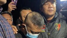 Taufik Hidayat digiring petugas, dalam waktu paling lama tiga hari, jaksa peneliti akan menyampaikan hasil penelitian. (jennus)