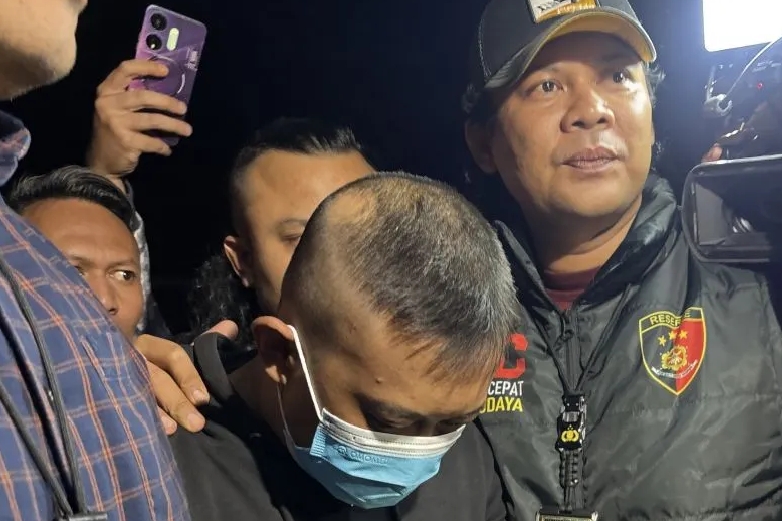 Taufik Hidayat digiring petugas, dalam waktu paling lama tiga hari, jaksa peneliti akan menyampaikan hasil penelitian. (jennus)