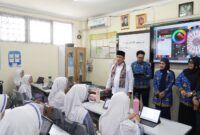 Wamenag Romo Syafi'i memandang perlu anak-anak dibekali kemampuan menggunakan teknologi secara bijak agar mampu memanfaatkan ruang digital untuk hal-hal yang produktif. (Humas Kemenag) 
