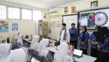 Wamenag Romo Syafi'i memandang perlu anak-anak dibekali kemampuan menggunakan teknologi secara bijak agar mampu memanfaatkan ruang digital untuk hal-hal yang produktif. (Humas Kemenag)