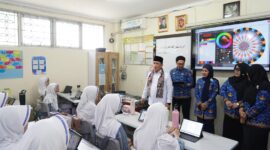 Wamenag Romo Syafi'i memandang perlu anak-anak dibekali kemampuan menggunakan teknologi secara bijak agar mampu memanfaatkan ruang digital untuk hal-hal yang produktif. (Humas Kemenag) 