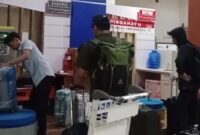 Menggeledah sejumlah lokasi di Kota Bengkulu, termasuk kantor dan rumah pelaku usaha yang bergerak di bidang alat kesehatan serta pengelolaan limbah, juga rumah Kepala Dinas Pekerjaan Umum dan Penataan Ruang Kota Bengkulu, Noprisman. (Jennus)