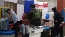 Menggeledah sejumlah lokasi di Kota Bengkulu, termasuk kantor dan rumah pelaku usaha yang bergerak di bidang alat kesehatan serta pengelolaan limbah, juga rumah Kepala Dinas Pekerjaan Umum dan Penataan Ruang Kota Bengkulu, Noprisman. (Jennus)