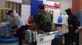 Menggeledah sejumlah lokasi di Kota Bengkulu, termasuk kantor dan rumah pelaku usaha yang bergerak di bidang alat kesehatan serta pengelolaan limbah, juga rumah Kepala Dinas Pekerjaan Umum dan Penataan Ruang Kota Bengkulu, Noprisman. (Jennus)