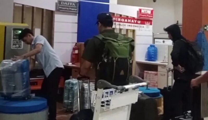 Menggeledah sejumlah lokasi di Kota Bengkulu, termasuk kantor dan rumah pelaku usaha yang bergerak di bidang alat kesehatan serta pengelolaan limbah, juga rumah Kepala Dinas Pekerjaan Umum dan Penataan Ruang Kota Bengkulu, Noprisman. (Jennus)