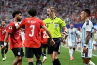 Mohamed Salah memprotes wasit saat laga Mesir melawan Argentina. (Getty Images Sport)