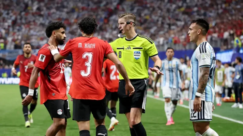 Mohamed Salah memprotes wasit saat laga Mesir melawan Argentina. (Getty Images Sport)