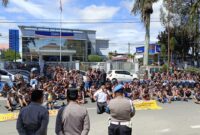 Sekitar 400 anggota LMP yang mengenakan seragam lengkap mendatangi Mapolres Tanah Karo di Jalan Veteran, Kabanjahe, Kamis (2/7/2026). (Istimewa)