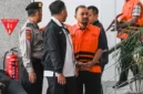 Bupati Pemalang Anom Widiyantoro digiring polisi usai menjalani pemeriksaan di Gedung KPK Jakarta, Kamis (30/7/2026). (Jennus)