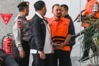 Bupati Pemalang Anom Widiyantoro digiring polisi usai menjalani pemeriksaan di Gedung KPK Jakarta, Kamis (30/7/2026). (Jennus)