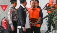 Bupati Pemalang Anom Widiyantoro digiring polisi usai menjalani pemeriksaan di Gedung KPK Jakarta, Kamis (30/7/2026). (Jennus)