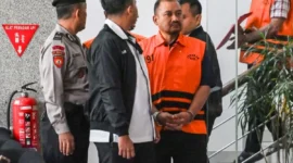 Bupati Pemalang Anom Widiyantoro digiring polisi usai menjalani pemeriksaan di Gedung KPK Jakarta, Kamis (30/7/2026). (Jennus)