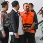 Bupati Pemalang Anom Widiyantoro digiring polisi usai menjalani pemeriksaan di Gedung KPK Jakarta, Kamis (30/7/2026). (Jennus)