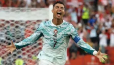 Ronaldo berselebrasi setelah mencetak gol penyeimbang lewat titik penalti pada menit ke-68. (FIFA.com)