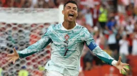 Ronaldo berselebrasi setelah mencetak gol penyeimbang lewat titik penalti pada menit ke-68. (FIFA.com)