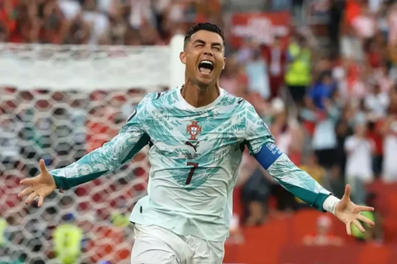 Ronaldo berselebrasi setelah mencetak gol penyeimbang lewat titik penalti pada menit ke-68. (FIFA.com)