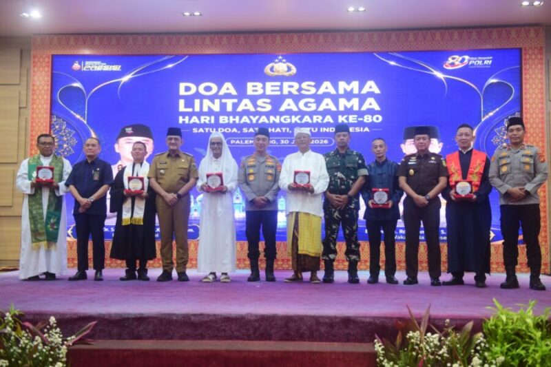 Kapolda Sumsel dan Sekda Sumsel bersama Forkopimda serta pemuka agama usai Doa Bersama Lintas Agama Hari Bhayangkara ke-80 di Palembang