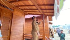 Bupati Aceh Tamiang Armia Pahmi saat meninjau pembangunan huntara dan huntap. Dok Satgas PRR/Pemkab Aceh Tamiang