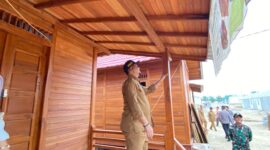 Bupati Aceh Tamiang Armia Pahmi saat meninjau pembangunan huntara dan huntap. Dok Satgas PRR/Pemkab Aceh Tamiang