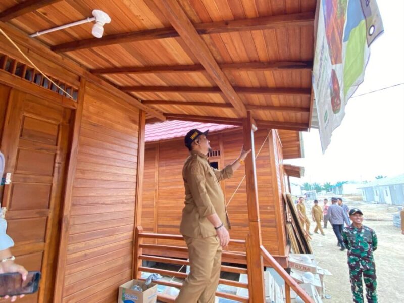 Bupati Aceh Tamiang Armia Pahmi saat meninjau pembangunan huntara dan huntap. Dok Satgas PRR/Pemkab Aceh Tamiang