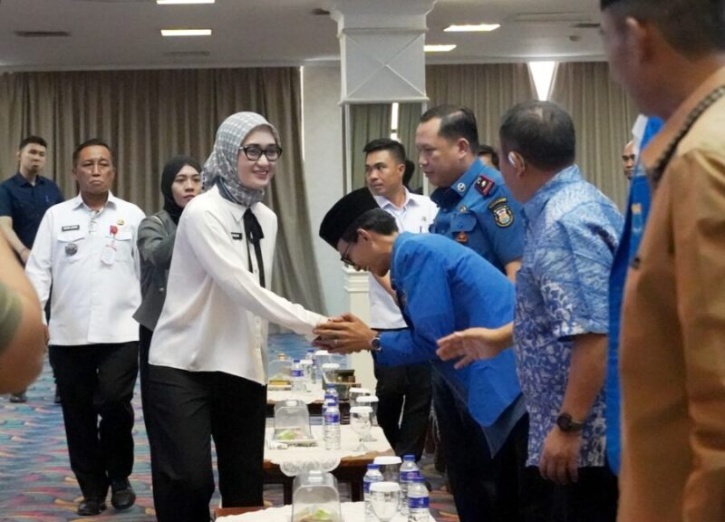 Wakil Gubernur Lampung bersalaman dengan peserta Pelatihan Kader Lanjut (PKL) PMII Kota Bandar Lampung di Balai Keratun, Rabu (1/7/2026)