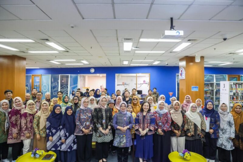 Suasana kebersamaan Bunda Literasi Provinsi Banten Tinawati Andra Soni bersama jajaran pustakawan dan pegiat literasi daerah