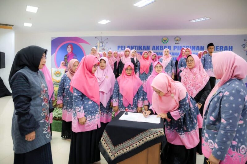 Bunda PAUD Provinsi Banten menyaksikan penandatanganan dokumen kepengurusan usai prosesi Pelantikan Akbar Pengurus BKTKI-DMI Kabupaten Banten di Masjid Al-Bantani