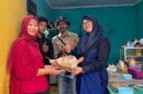 JOGJAOKE.COM, ‎BANTUL – Universitas Widya Mataram (UWM) Yogyakarta terus mendorong kemandirian ekonomi perempuan melalui program Inkubasi Bisnis Intensif (Private Coaching) dan stimulus bantuan alat produksi bagi Perempuan Kepala Keluarga (PEKKA) serta penggerak Dasa Wisma di Desa Sonopakis, Kapanewon Kasihan, Kabupaten Bantul.
‎
Program yang dipimpin dosen Program Studi Akuntansi, Nisfatul Izzah, S.E., M.A., ini digelar pada 20 April dan 5 Mei 2026 sebagai bentuk komitmen perguruan tinggi dalam memberdayakan masyarakat melalui pendampingan usaha berkelanjutan.
‎
Nisfatul Izzah mengatakan, program tersebut dirancang untuk membantu perempuan membangun usaha yang mampu meningkatkan kesejahteraan keluarga.
‎
“Kami tidak hanya memberikan materi, tetapi juga mendampingi peserta secara langsung agar mampu menerjemahkan perencanaan bisnis ke dalam praktik usaha sehari-hari.
‎
‎”Harapannya, usaha yang dirintis dapat berkembang secara berkelanjutan dan memberikan dampak nyata terhadap peningkatan pendapatan keluarga,” ujar Nisfatul.
‎
Melalui pendampingan intensif tersebut, lahir dua usaha ultra mikro baru, yakni Bakmi Jiwo milik Ibu Daris dan Nasi Kepel NN milik Ibu Wati yang merupakan perempuan kepala keluarga.
‎
Keduanya telah menyusun perencanaan usaha menggunakan pendekatan Business Model Canvas (BMC) sebagai pijakan untuk mengembangkan bisnis secara lebih terarah.
‎
Selain itu, program juga membuka peluang perluasan pasar, baik di lingkungan masyarakat maupun kalangan mahasiswa, dengan target peningkatan pendapatan rumah tangga sebesar 10 hingga 20 persen.
‎
Menurut Nisfatul, keberhasilan program tidak hanya diukur dari munculnya usaha baru, tetapi juga dari kemampuan peserta mengelola bisnis secara mandiri.
‎
“Melalui inkubasi bisnis dan pemberian stimulus alat produksi maupun modal kerja, kami ingin membangun fondasi kewirausahaan yang kuat bagi para perempuan, sehingga mereka memiliki kepercayaan diri dan kapasitas untuk mengembangkan usahanya secara berkelanjutan,” tegasnya.
‎
Hasil monitoring dan evaluasi pada pertengahan Juni 2026 menunjukkan perkembangan positif.
‎
Para peserta mulai menerapkan strategi yang telah disusun dalam Business Model Canvas, mulai dari meningkatkan kebersihan produk sebagai nilai tambah hingga memperkuat hubungan dengan pelanggan melalui pelayanan yang lebih ramah dan komunikatif.
‎
Pendampingan juga dilakukan secara fleksibel melalui metode home visit agar peserta dapat memperoleh solusi yang sesuai dengan kondisi usahanya.
‎
Nisfatul menegaskan, program pengabdian ini merupakan bagian dari komitmen UWM dalam menjalankan tridarma perguruan tinggi, khususnya pemberdayaan masyarakat.
‎
“Kami berharap kolaborasi antara kampus dan masyarakat mampu melahirkan semakin banyak pelaku usaha mikro yang tangguh, mandiri, serta berkontribusi dalam memperkuat ekonomi keluarga dan pembangunan ekonomi lokal yang inklusif dan berkelanjutan,” pungkasnya. (ADY)  