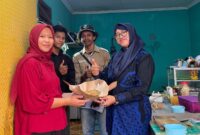 JOGJAOKE.COM, ‎BANTUL – Universitas Widya Mataram (UWM) Yogyakarta terus mendorong kemandirian ekonomi perempuan melalui program Inkubasi Bisnis Intensif (Private Coaching) dan stimulus bantuan alat produksi bagi Perempuan Kepala Keluarga (PEKKA) serta penggerak Dasa Wisma di Desa Sonopakis, Kapanewon Kasihan, Kabupaten Bantul.
‎
Program yang dipimpin dosen Program Studi Akuntansi, Nisfatul Izzah, S.E., M.A., ini digelar pada 20 April dan 5 Mei 2026 sebagai bentuk komitmen perguruan tinggi dalam memberdayakan masyarakat melalui pendampingan usaha berkelanjutan.
‎
Nisfatul Izzah mengatakan, program tersebut dirancang untuk membantu perempuan membangun usaha yang mampu meningkatkan kesejahteraan keluarga.
‎
“Kami tidak hanya memberikan materi, tetapi juga mendampingi peserta secara langsung agar mampu menerjemahkan perencanaan bisnis ke dalam praktik usaha sehari-hari.
‎
‎”Harapannya, usaha yang dirintis dapat berkembang secara berkelanjutan dan memberikan dampak nyata terhadap peningkatan pendapatan keluarga,” ujar Nisfatul.
‎
Melalui pendampingan intensif tersebut, lahir dua usaha ultra mikro baru, yakni Bakmi Jiwo milik Ibu Daris dan Nasi Kepel NN milik Ibu Wati yang merupakan perempuan kepala keluarga.
‎
Keduanya telah menyusun perencanaan usaha menggunakan pendekatan Business Model Canvas (BMC) sebagai pijakan untuk mengembangkan bisnis secara lebih terarah.
‎
Selain itu, program juga membuka peluang perluasan pasar, baik di lingkungan masyarakat maupun kalangan mahasiswa, dengan target peningkatan pendapatan rumah tangga sebesar 10 hingga 20 persen.
‎
Menurut Nisfatul, keberhasilan program tidak hanya diukur dari munculnya usaha baru, tetapi juga dari kemampuan peserta mengelola bisnis secara mandiri.
‎
“Melalui inkubasi bisnis dan pemberian stimulus alat produksi maupun modal kerja, kami ingin membangun fondasi kewirausahaan yang kuat bagi para perempuan, sehingga mereka memiliki kepercayaan diri dan kapasitas untuk mengembangkan usahanya secara berkelanjutan,” tegasnya.
‎
Hasil monitoring dan evaluasi pada pertengahan Juni 2026 menunjukkan perkembangan positif.
‎
Para peserta mulai menerapkan strategi yang telah disusun dalam Business Model Canvas, mulai dari meningkatkan kebersihan produk sebagai nilai tambah hingga memperkuat hubungan dengan pelanggan melalui pelayanan yang lebih ramah dan komunikatif.
‎
Pendampingan juga dilakukan secara fleksibel melalui metode home visit agar peserta dapat memperoleh solusi yang sesuai dengan kondisi usahanya.
‎
Nisfatul menegaskan, program pengabdian ini merupakan bagian dari komitmen UWM dalam menjalankan tridarma perguruan tinggi, khususnya pemberdayaan masyarakat.
‎
“Kami berharap kolaborasi antara kampus dan masyarakat mampu melahirkan semakin banyak pelaku usaha mikro yang tangguh, mandiri, serta berkontribusi dalam memperkuat ekonomi keluarga dan pembangunan ekonomi lokal yang inklusif dan berkelanjutan,” pungkasnya. (ADY)  